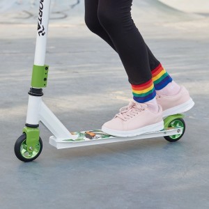 ArtSport Stuntscooter Hawaiana in Weiß/Grün mit Person auf dem Deck im Skatepark.