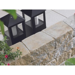 Mauer aus Vigneto Jura-Nuanciert Mauersteinen, 24x18x12 cm, mit Laternen und Pflanzen.