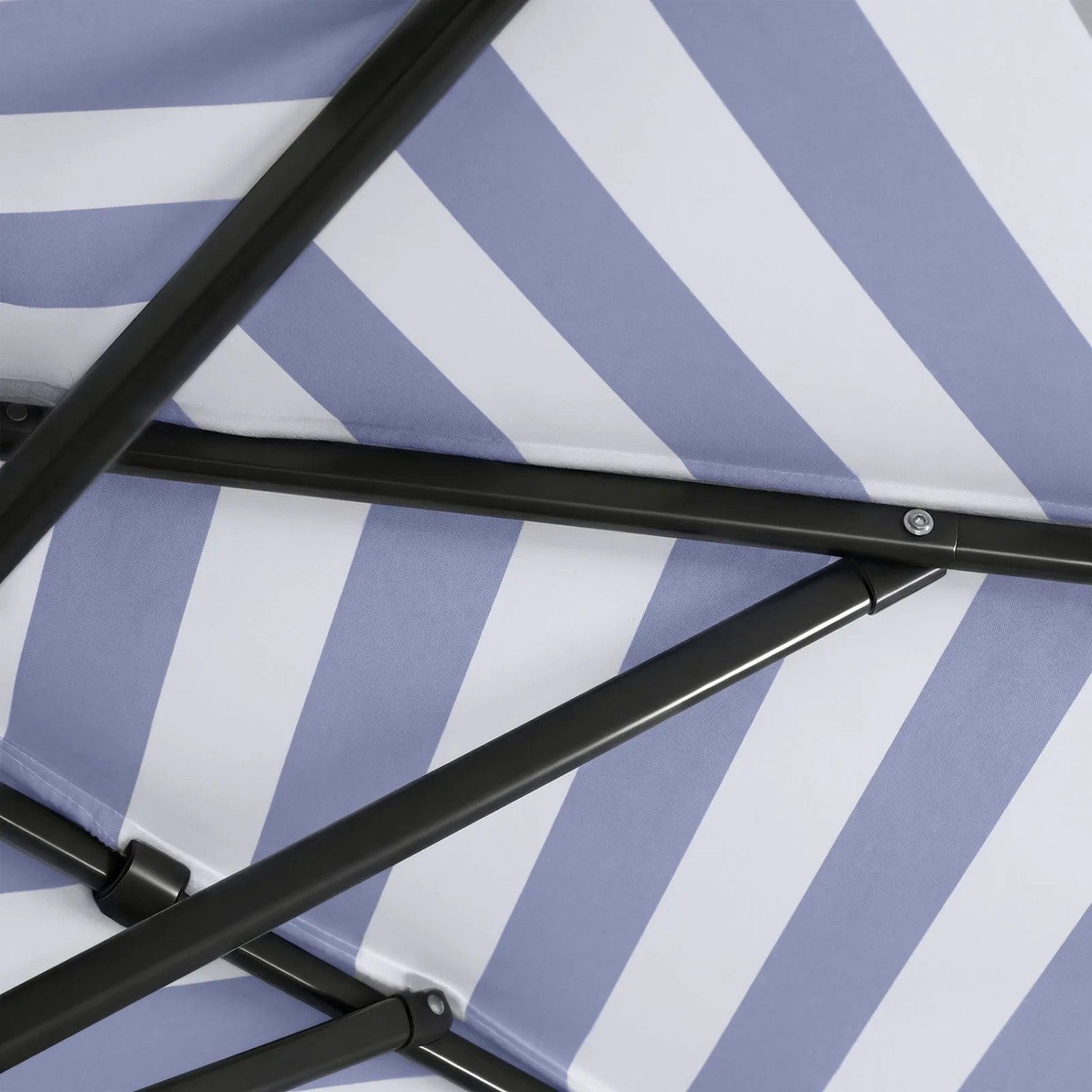 Detailaufnahme des Sekey Balkonschirms 270 cm mit blau-weiß gestreiftem Bezug und schwarzem Gestell.