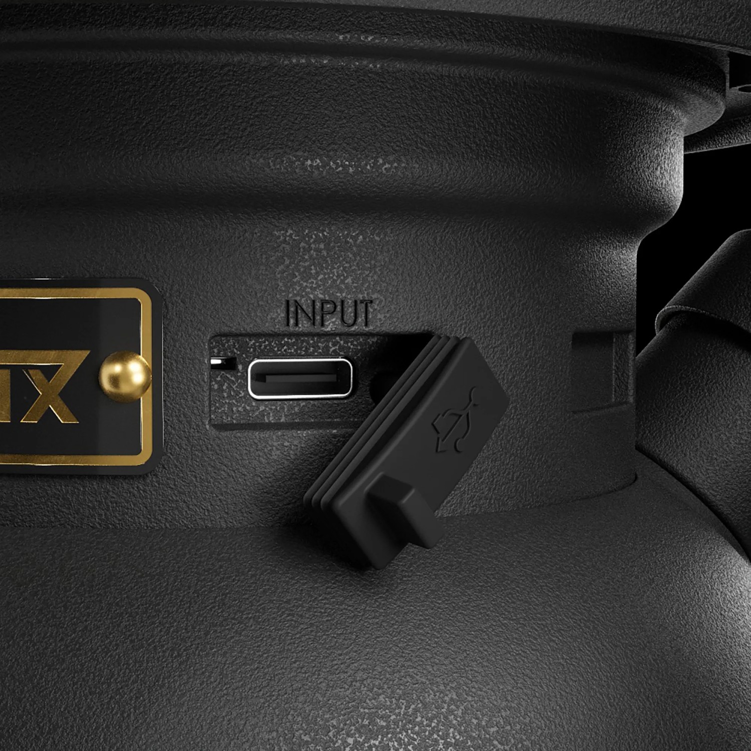 Detailaufnahme: Schwarze Petromax LED-Laterne PX-LM500 mit USB-C-Anschluss und Abdeckung.