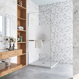 Glänzendes Chrom Duschregal mit Handtuchhalter an einer Walk-in Duschwand im modernen Badezimmer.