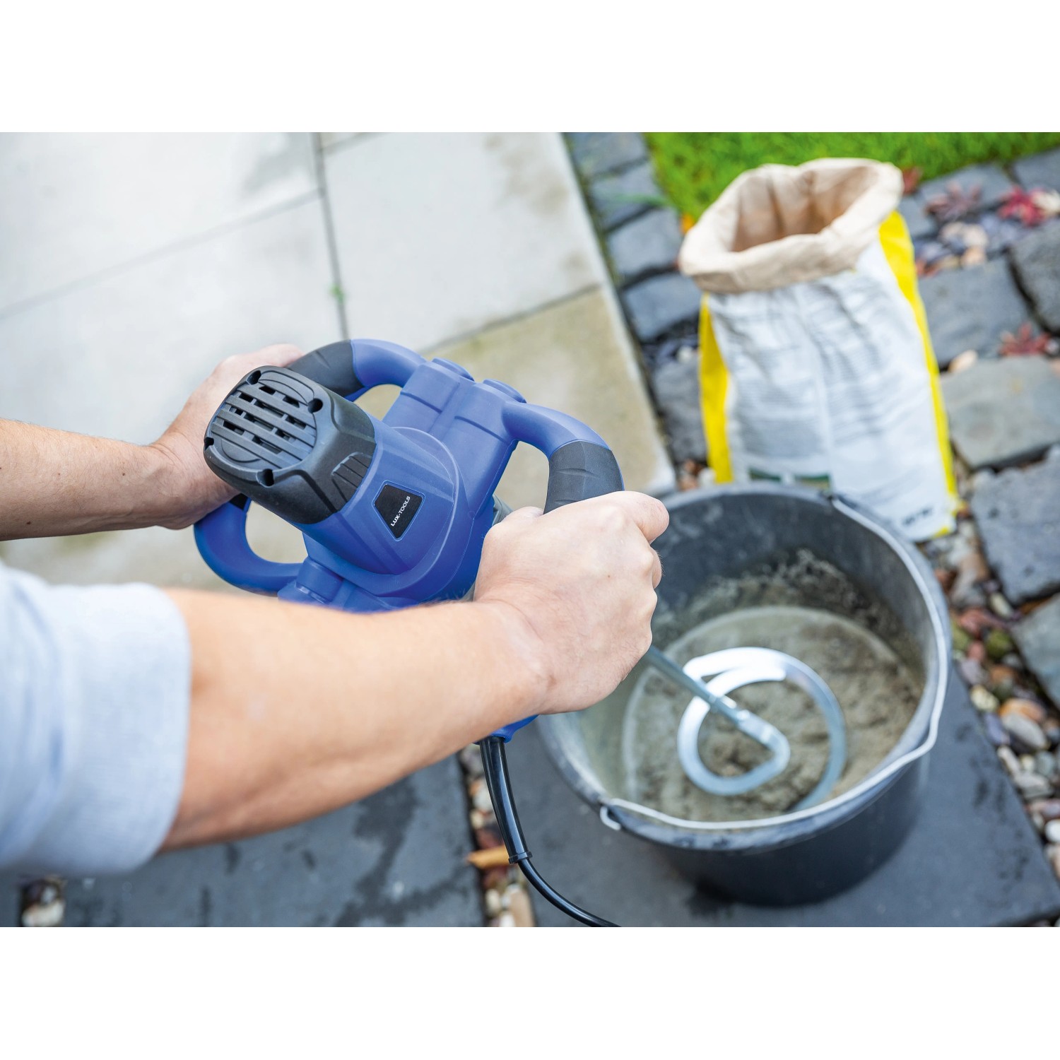 LUX Rührwerk 1400 W im Einsatz: Anmischen von Farbe im Eimer. Multitool für Handwerker.