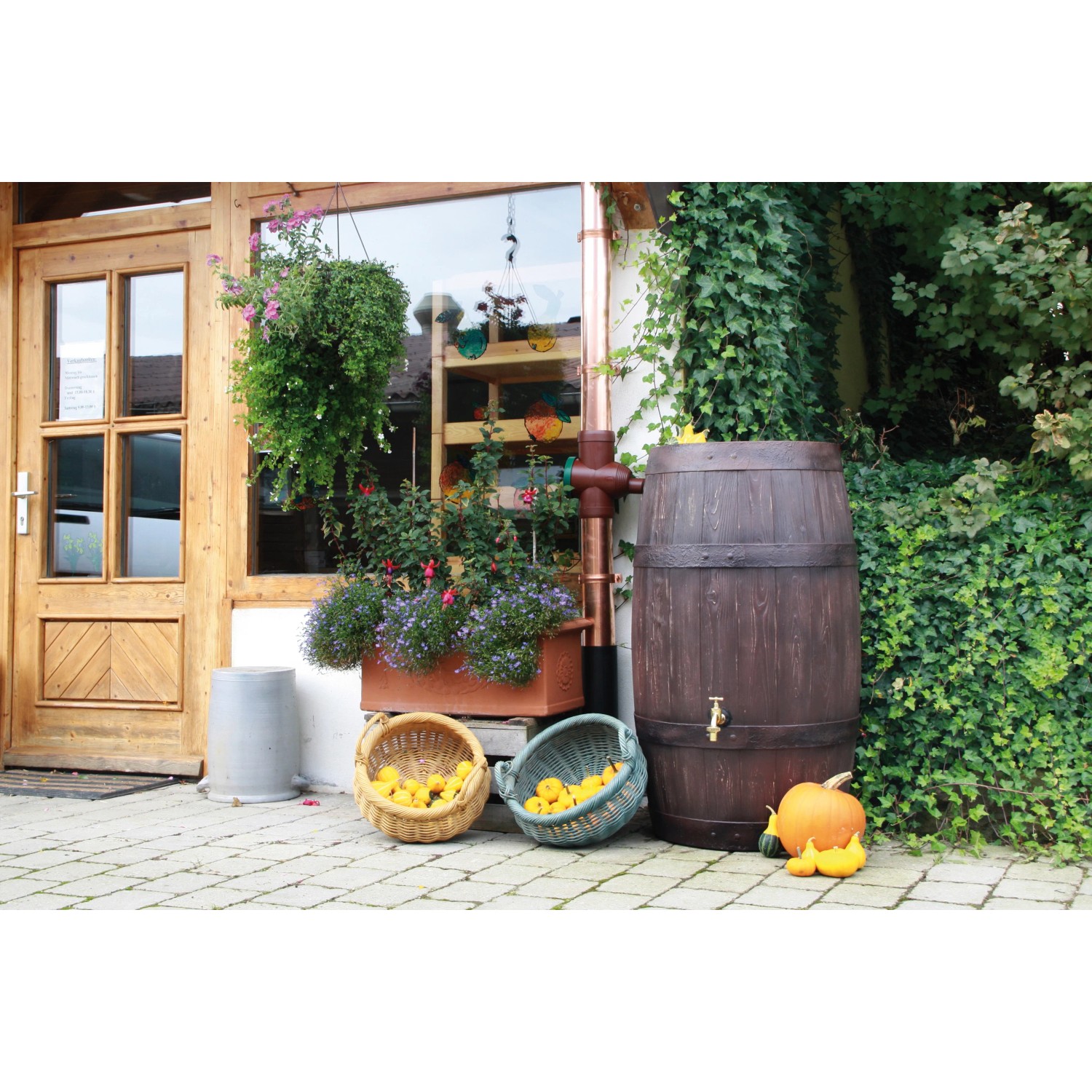 Arves Regentonne Barrique 250 l, dunkelbraunes Holzfass mit Messinghahn im Garten.