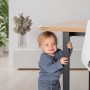 Kindersicherung: Reer Eckenschutz, transparent, an Tischkante mit Baby davor.