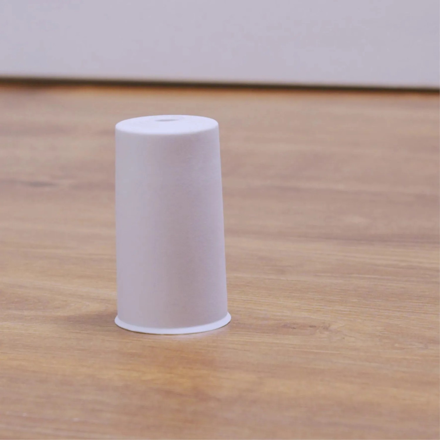 Weißer Wagner Türstopper Vulkano aus Gummi, 45x75mm, für Boden- und Wandmontage.