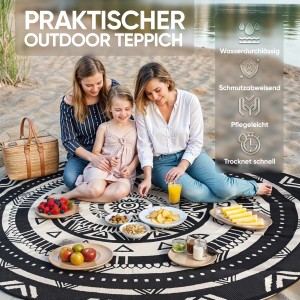 Runder, schwarz-weißer Outdoor-Teppich (240 cm) mit Familie beim Picknick am Strand.