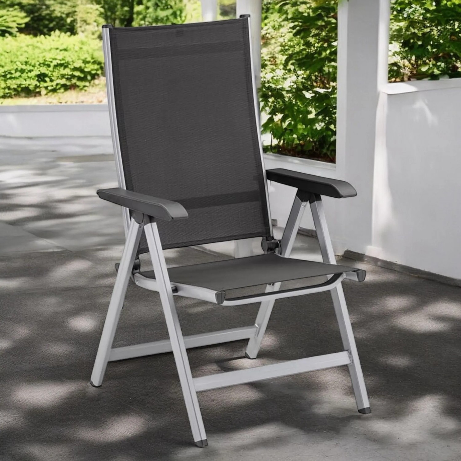 Kettler Basic Plus Klappsessel, silbernes Aluminiumgestell, anthrazitfarbenes Outdoorgewebe, verstellbare Rückenlehne.