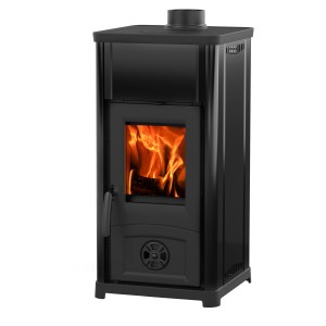 Schwarzer La Nordica Silla Kaminofen aus Stahl mit Kochplatte und brennendem Holz.