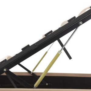 Detailansicht des geöffneten Stauraumbetts in Cappuccino-Braun mit Gasdruckfedern.