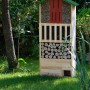 Großes, grünes XXL Insektenhotel aus Holz mit Igelhaus im Garten.