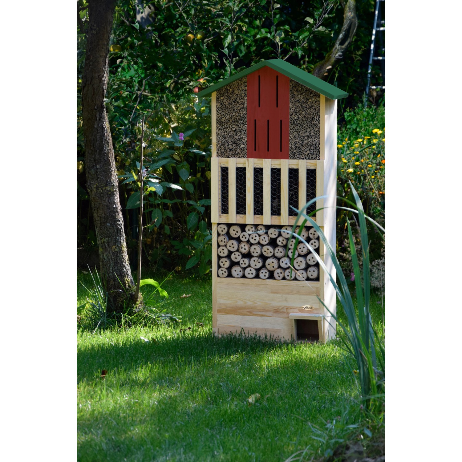 Großes, grünes XXL Insektenhotel aus Holz mit Igelhaus im Garten.