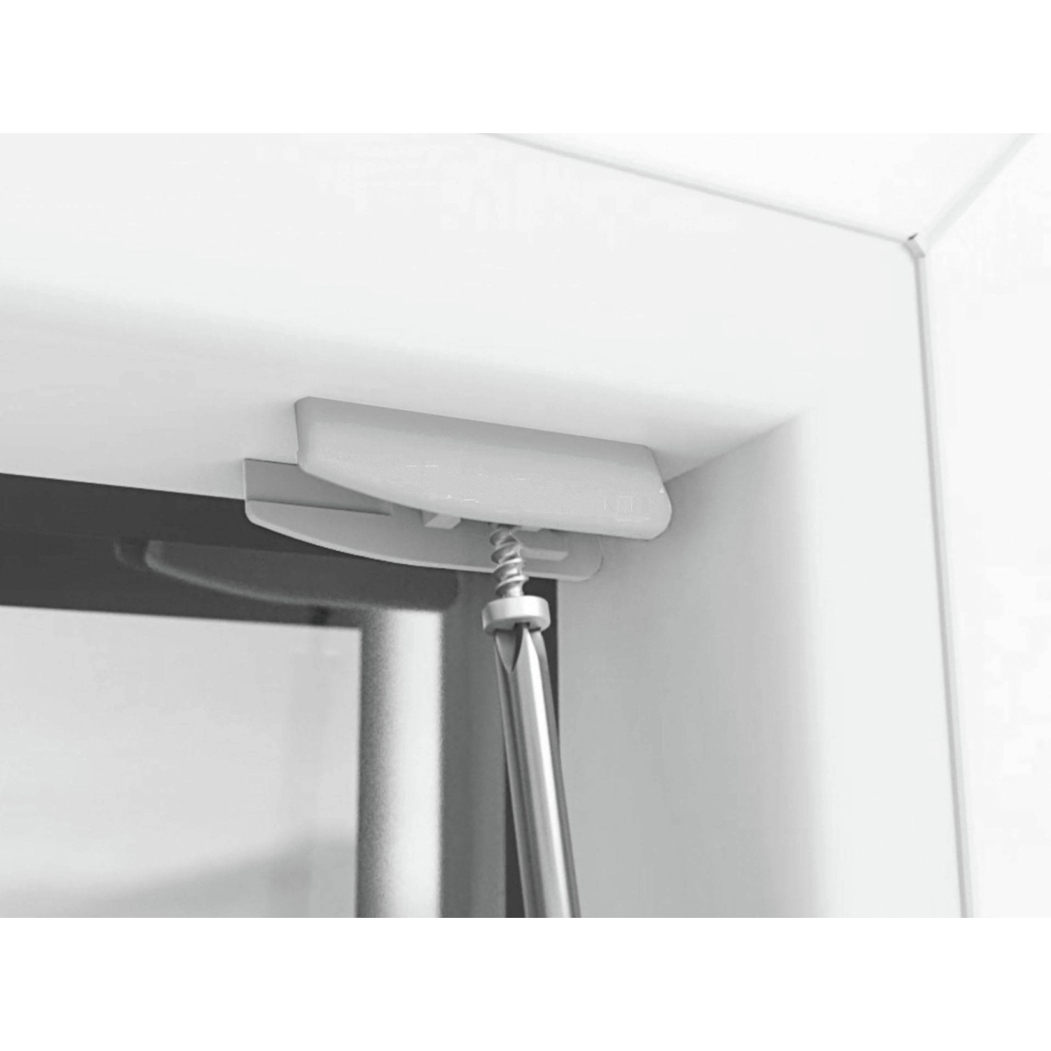 Detailaufnahme: Montage des Schöner Wohnen Plissee Milla am Fensterrahmen.