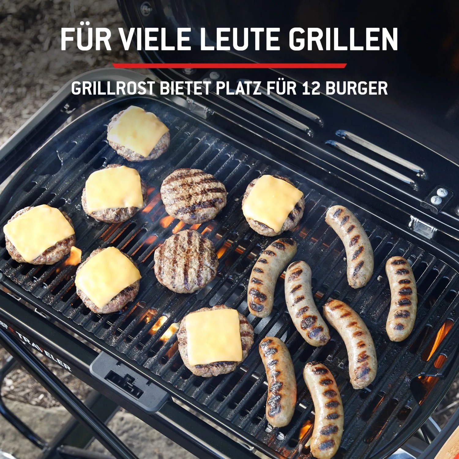 Weber Traveler Camping-Gasgrill mit Burgern und Würstchen auf dem Grillrost.