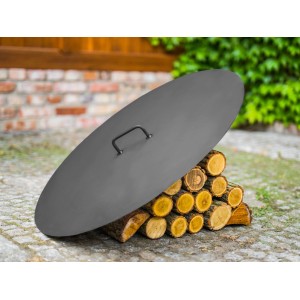 Schwarzer CookKing Deckel aus Stahl für Feuerschalen (Ø 60,5 cm) auf Holzstapel.