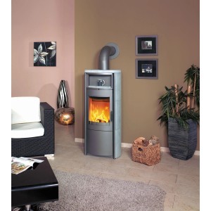 Hark Küchenofen Naturstein 5 kW im Wohnraum mit brennendem Feuer.