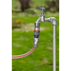 Gardena Premium Schlauchverbinder (13/16 mm) am Wasserhahn mit Schlauch.