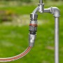 Gardena Premium Schlauchverbinder (13/16 mm) am Wasserhahn mit Schlauch.