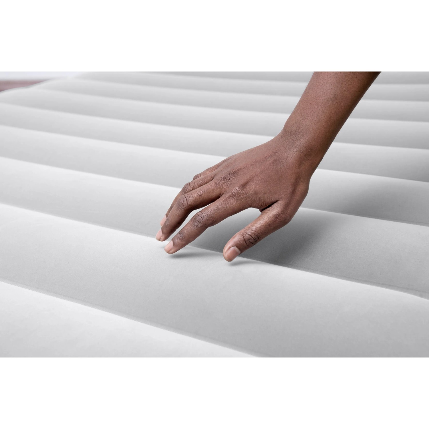Weißes Doppelluftbett (204x152x36 cm) mit Hand zur Demonstration der samtartigen Oberfläche.