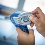 Nahaufnahme: LUX Heißluftpistole HLP-2000 LCD in blauer Farbe mit digitaler Temperaturanzeige.