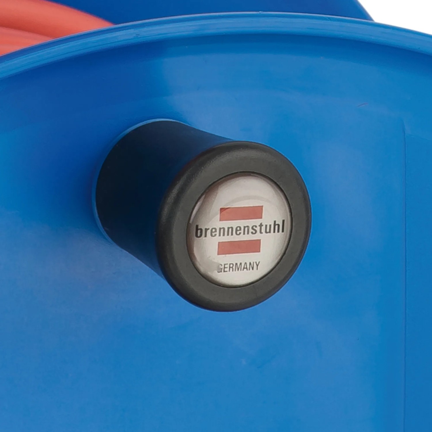 Detailaufnahme: Blaue Brennenstuhl Baustellen-Kabeltrommel mit Logo.