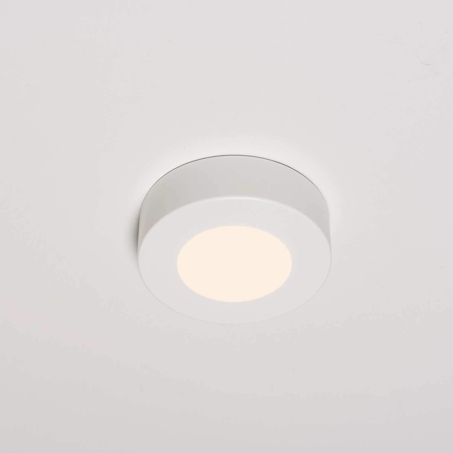 Weißer, runder LED Einbaustrahler, 6W, dimmbar, mit Opalglas für Deckenmontage.