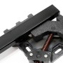 Wiltec Winkelschraubstock aus Gusseisen spannt schwarzes Metallprofil für präzise 90°-Winkelarbeiten.