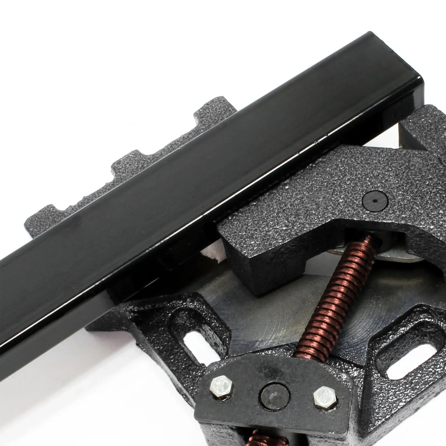Wiltec Winkelschraubstock aus Gusseisen spannt schwarzes Metallprofil für präzise 90°-Winkelarbeiten.