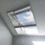 Avosdim Plissee Insektenschutzrollo für Dachfenster, 120x160cm, graues Netz im weißen Rahmen.