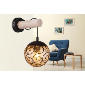 Moderne Globo Wandlampe Ma x i mit schwarzem Metallsockel, Holzarm und amberfarbenem Glasschirm.