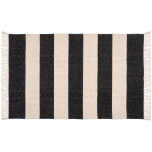 Wenko Badematte Kasi aus recycelter Baumwolle mit schwarzen und naturweißen Streifen und Fransen.