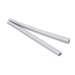 Graue Primaflor Sichtschutzstreifen aus Polyrattan für Zäune.