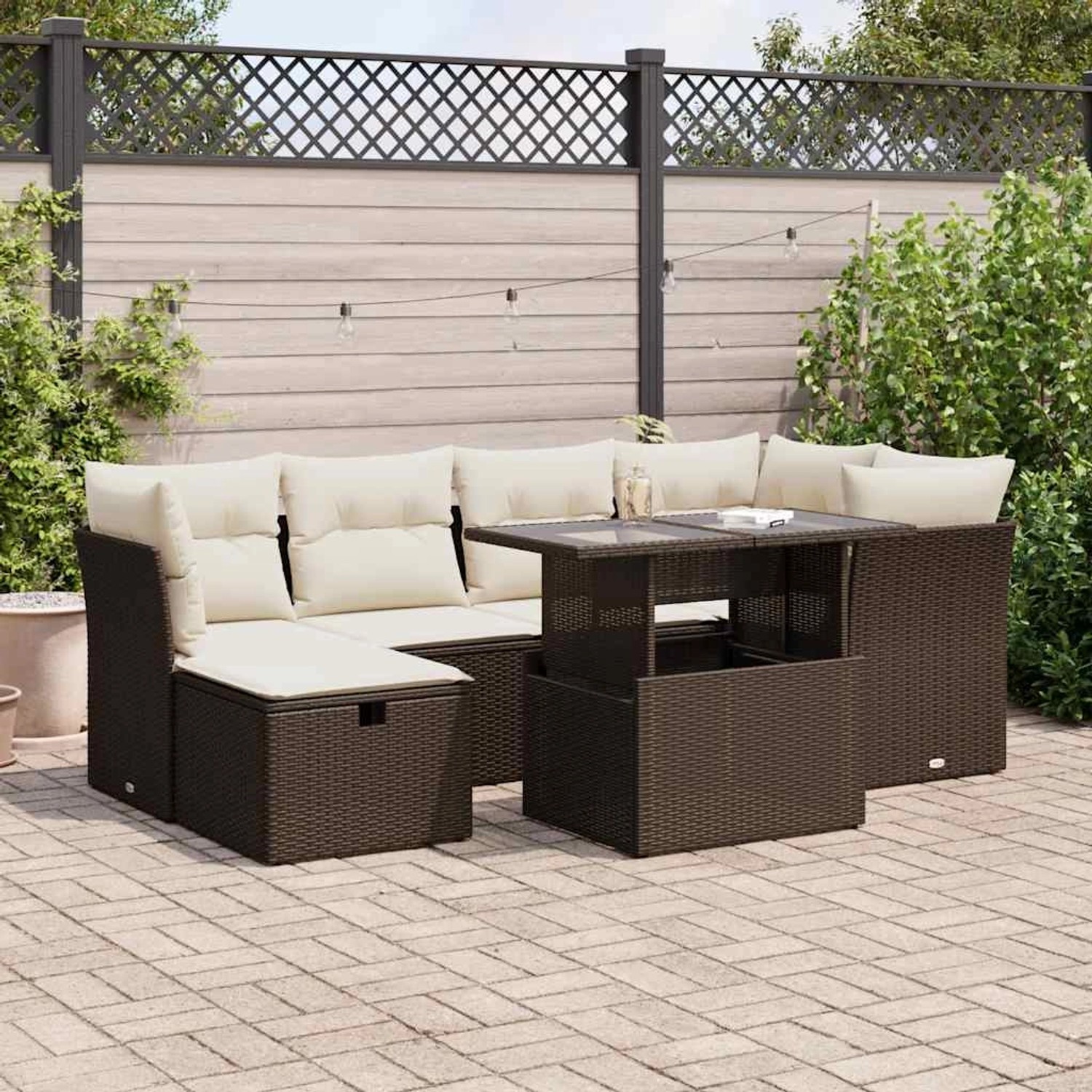 Braune 7-tlg. vidaXL Garten-Sofagarnitur aus Rattan mit cremefarbenen Kissen auf einer Terrasse.