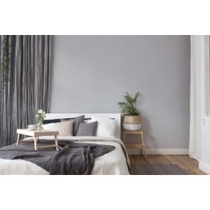 A.S. Création Uni Grau Tapete im Schlafzimmer mit grauer Wand.