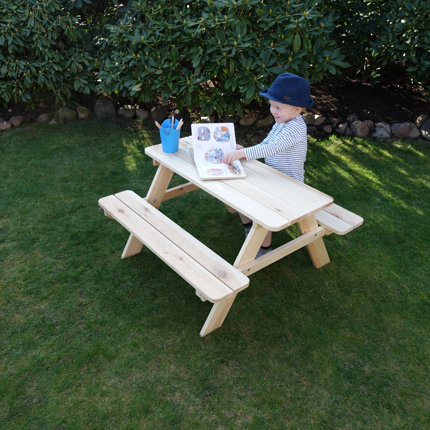 Promadino Limobank aus Kiefernholz, natur, für Kinder. Kind sitzt am Tisch und liest ein Buch.