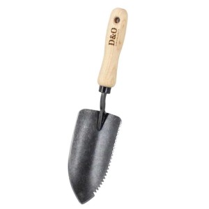 D&O Pflanzkelle mit gezahnter Klinge und Holzgriff, ideal für Gartenarbeiten.