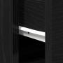 Detailaufnahme: Schwarzer Waschbeckenunterschrank in Eichen-Optik mit Regalboden.