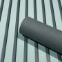 Marburg Vliestapete GZSZ Textiloptik Uni Schwarz, Rolle vor Wand mit Streifenmuster.
