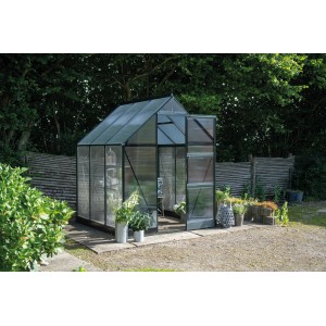 Halls Gewächshaus Icon 6 Grün, 3,7 m², mit geöffneter Tür im Garten.