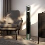 Brandson Turmventilator (96cm) in Silbermint mit Fernbedienung neben Sessel.
