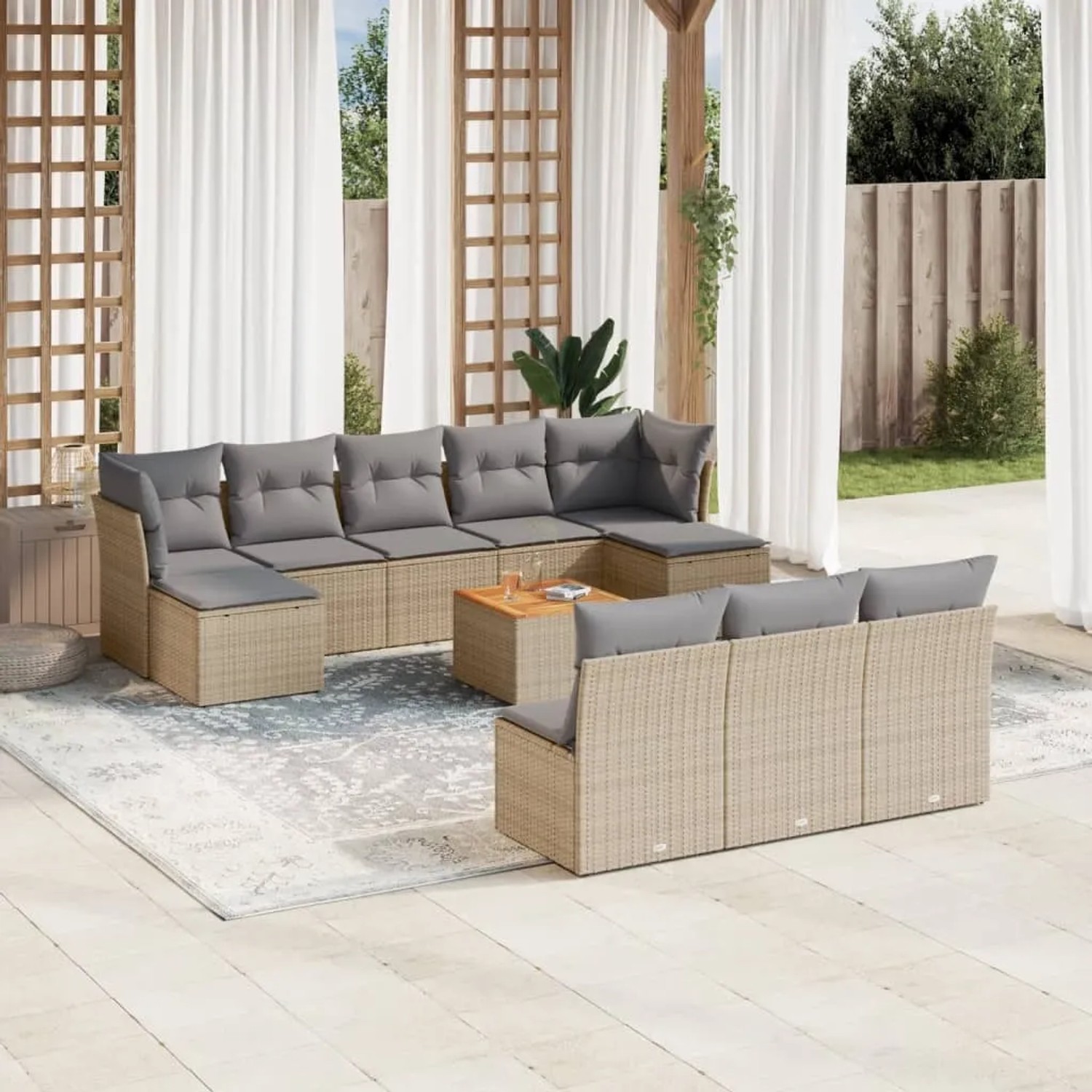 Beige Garten-Sofagarnitur (11-tlg) aus Poly Rattan mit hellgrauen Kissen und Tisch.