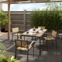 Gartensessel Ovando mit Armlehnen aus Akazienholz und Stahlrahmen im modernen Design.