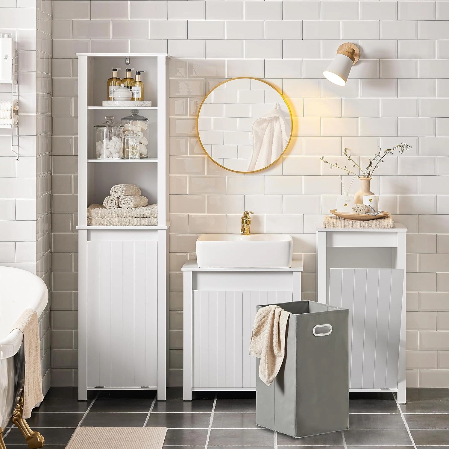 SoBuy Wäscheschrank BZR100-W, weißes Holz, mit ausklappbarem Wäschesack im Badezimmer.