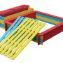 Bunter SwingKing Sandkasten Jade, 150x120 cm, mit Deckel und Staufach. Ideal zum Spielen im Garten.
