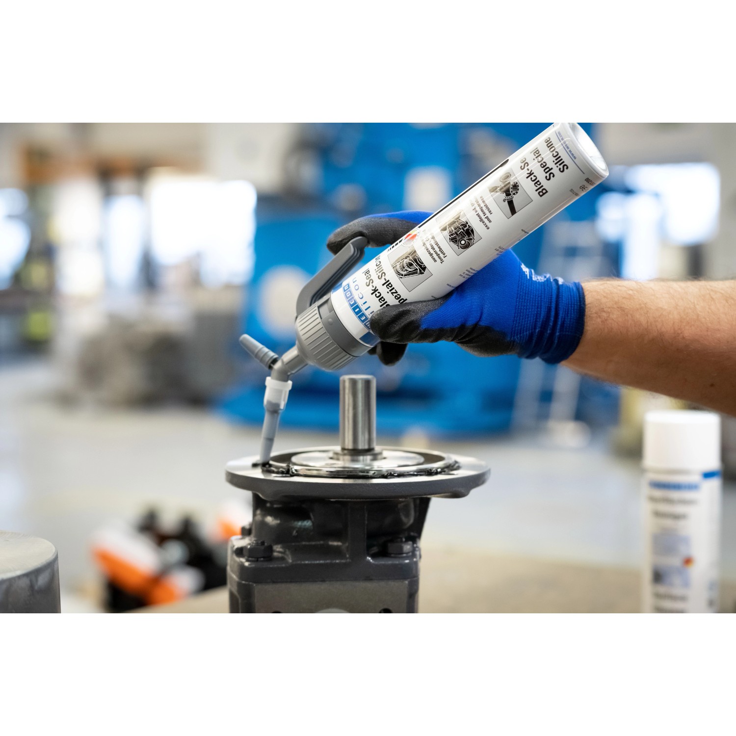 WEICON Black-Seal Dichtmasse in Anwendung: Öl- und fettbeständige Dichtung aus der Kartusche.