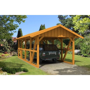 Skan Holz Carport Schwarzwald Eiche mit Dachschalung und Auto im Garten.
