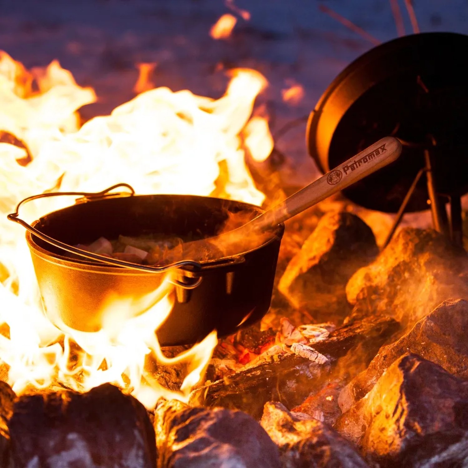 Petromax Dutch Oven FT3 im Einsatz über offenem Feuer. Gusseisen Topf für Outdoor-Küche.