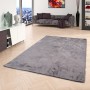 Grauer Pergamon Luxus Fellteppich Plush (140x180cm) im Wohnzimmer.