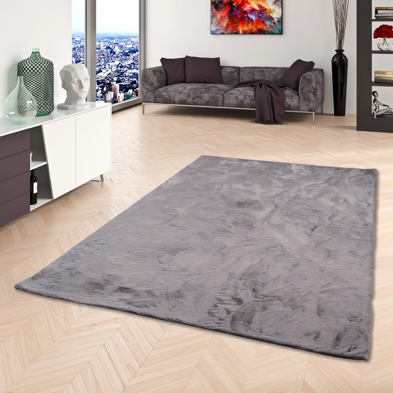 Grauer Pergamon Luxus Fellteppich Plush (140x180cm) im Wohnzimmer.