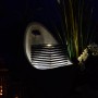 Großer, beleuchteter Design-Gartenbrunnen in Ei-Form aus Polyresin. Dekorative Beleuchtung.