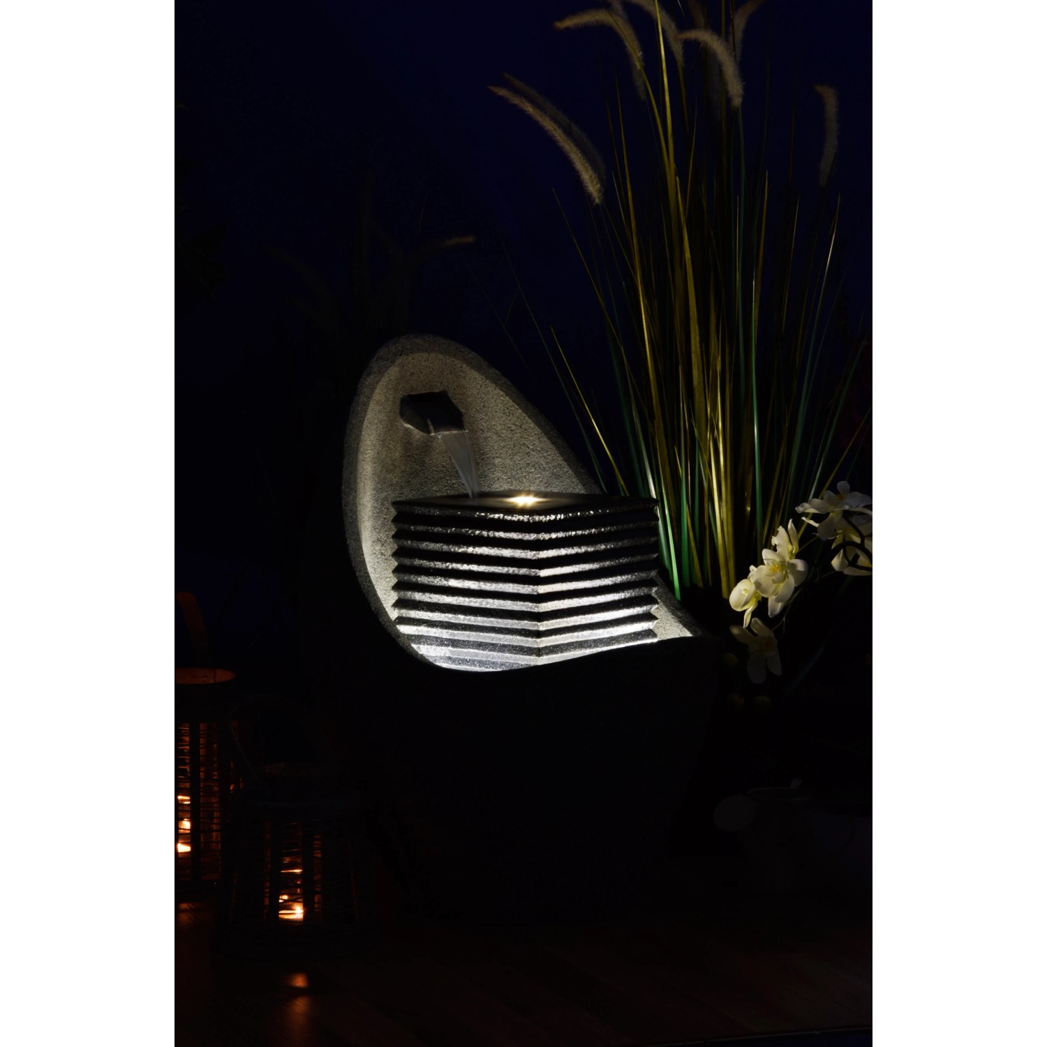 Großer, beleuchteter Design-Gartenbrunnen in Ei-Form aus Polyresin. Dekorative Beleuchtung.